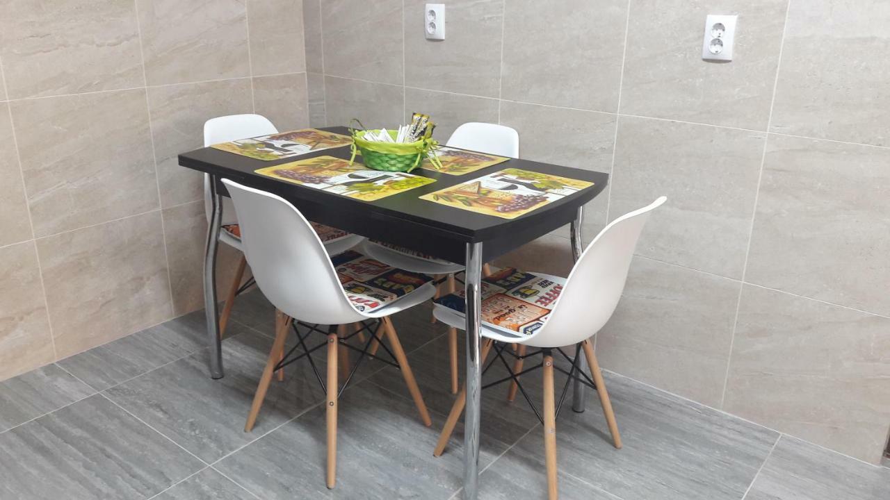 Travel Homzzz Apartments Târgu-Mureş Exteriör bild
